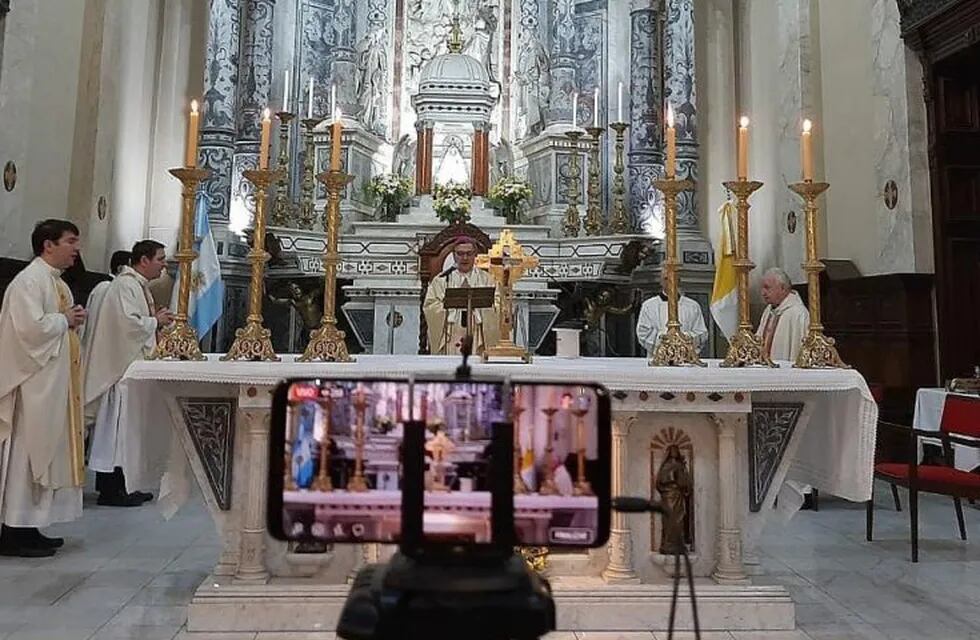 El arzobispo de Rosario, Eduardo Martín, celebró misa en Semana Santa y el encuentro se transmitió en vivo por la cuarentena. (@monicamchavarria)