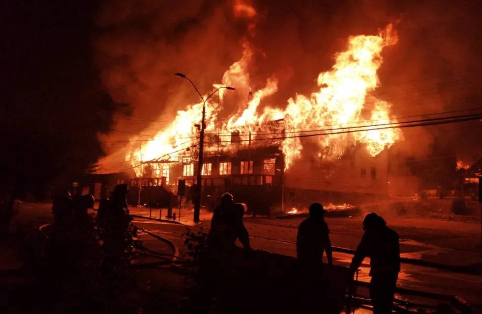 Los manifestantes prendieron fuego la municipalidad de Panguipulli (Foto: Alicia Caceceres / ATON CHILE / AFP)