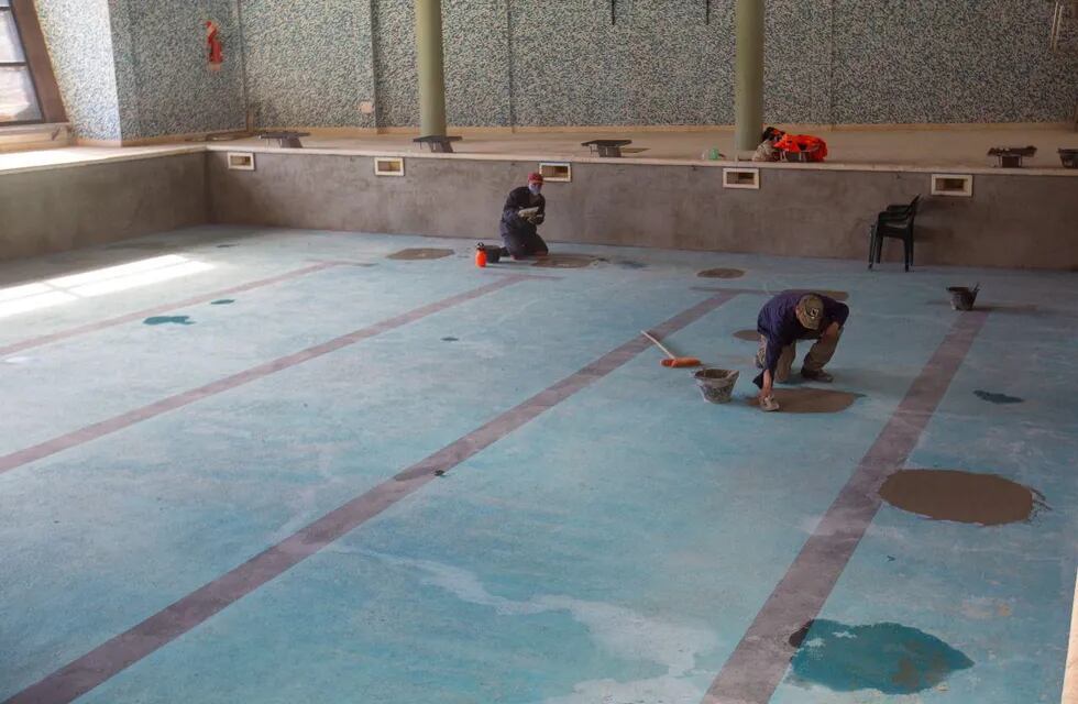 En el Polo Deportivo Héroes de Malvinas en Andorra se realizan los trabajos para la apertura de los natatorios en el mes de febrero.