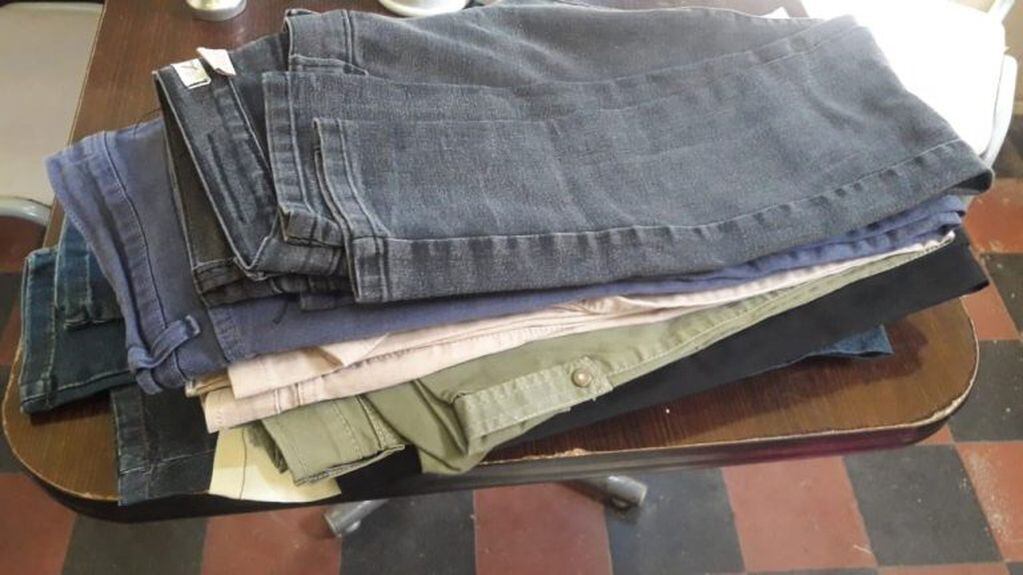 9 prendas de vestir, más precisamente jeans.