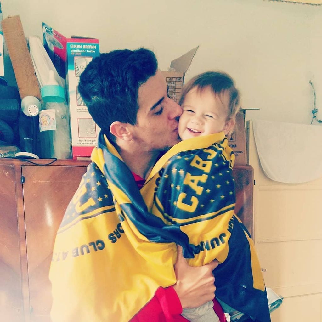 Christian y Lucio Dupuy, ambos abrazados con su bandera de Boca Juniors.