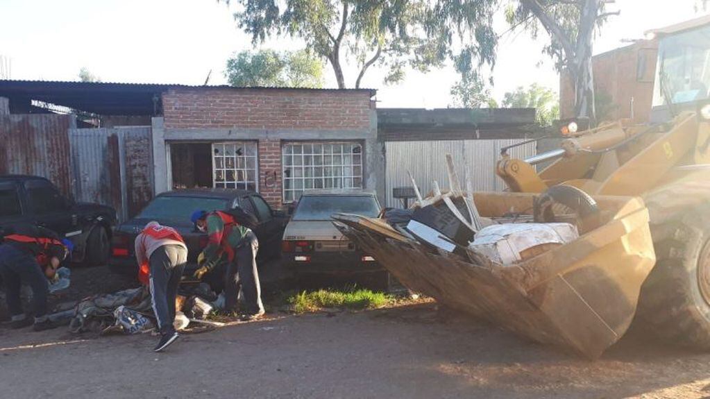 Neumáticos, envases y recipientes en desuso son parte de las decenas de toneladas de chatarra que los vecinos de Alto Comedero sacaron de sus viviendas.