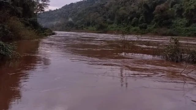 Debido a la crecida del arroyo Yabotí, cerraron el acceso a los Saltos del Moconá en El Soberbio