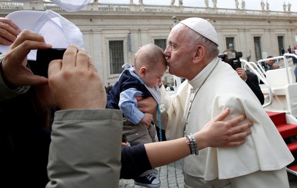 El papa Francisco saluda a un bebé durante la Audiencia general de los miércoles en el Vaticano, Italia . REUTERS/Remo Casilli