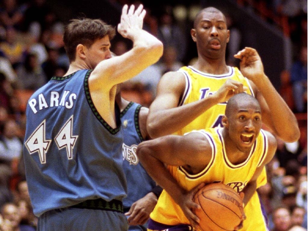 El primer partido oficial de Kobe Bryant en la NBA.