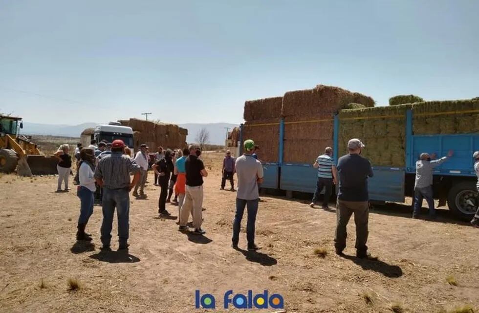 Inmensos camiones con toneladas de donaciones llegaron a La Falda. (Foto: Municipalidad de La Falda).