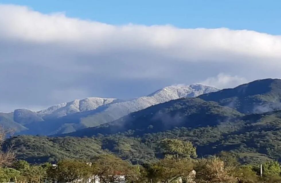 Los cerros salteños amanecieron nevados. (Twitter)
