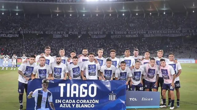 El equipo de Talleres homenajeando a Tiago Esquivel, el juvenil fallecido en el Dique La Quebrada