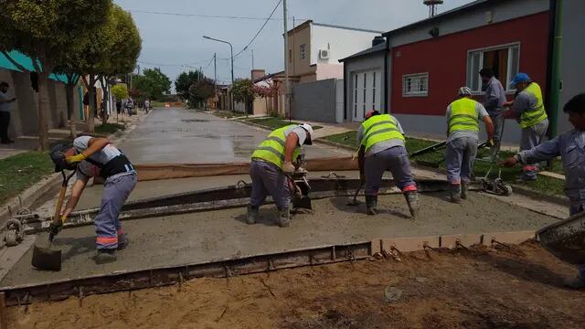 Se ejecuta la obra de pavimento en el barrio La Cañada