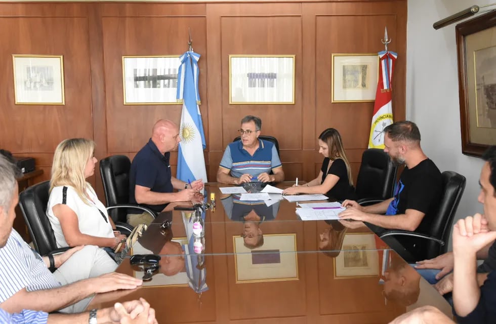 Firma del contrato entre la Municipalidad y el Aero Club de Rafaela