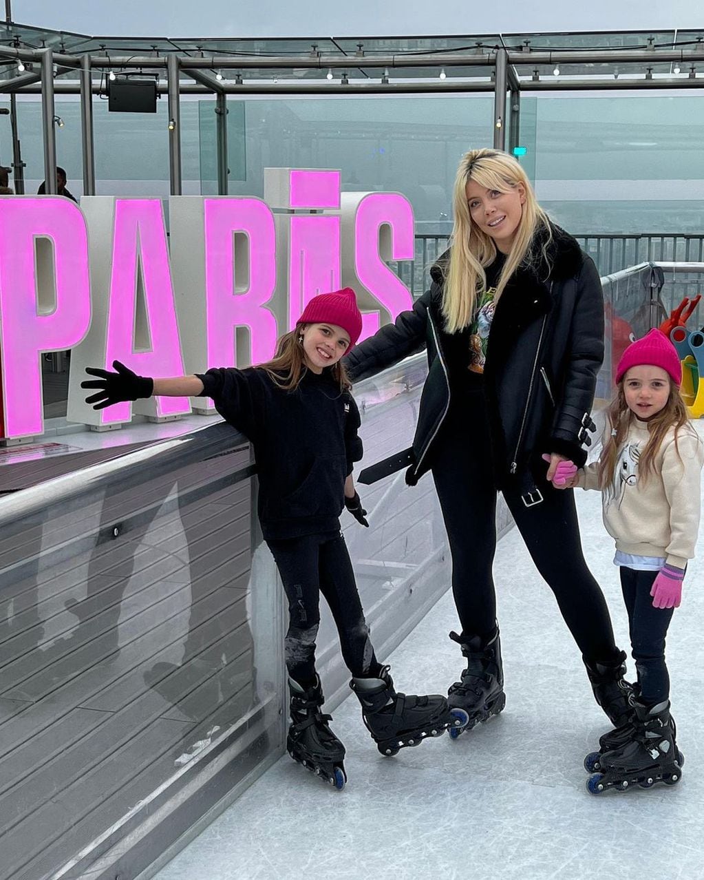 Wanda Nara junto a sus hijas esquiando en París.