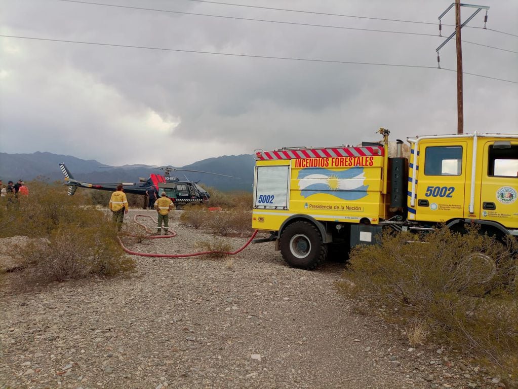 dotaciones de bomberos combaten un feroz incendio en Villavicencio