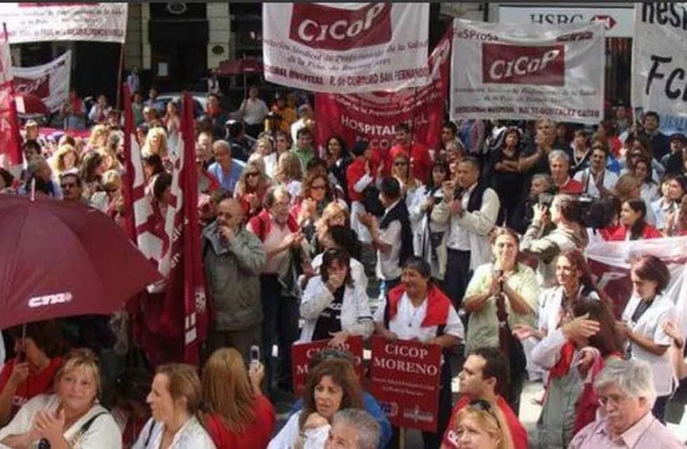 Médicos bonaerenses paran e instalan una carpa sanitaria en Obelisco.