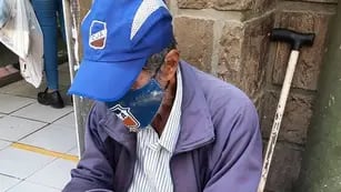 Don Marcelino, a sus 106 años pide limosnas en Salta
