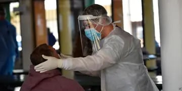Coronavirus. Desde el comienzo de la pandemia, en Córdoba se realizaron 387.822 hisopados. (Ramiro Pereyra / La Voz)