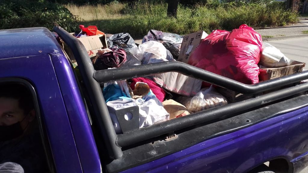 Así partía hacia campo adentro en Cruz del Eje, un vehículo lleno ropa, calzados, alimentos y lácteos. Donado por vecinos y gestionado por la fundación.