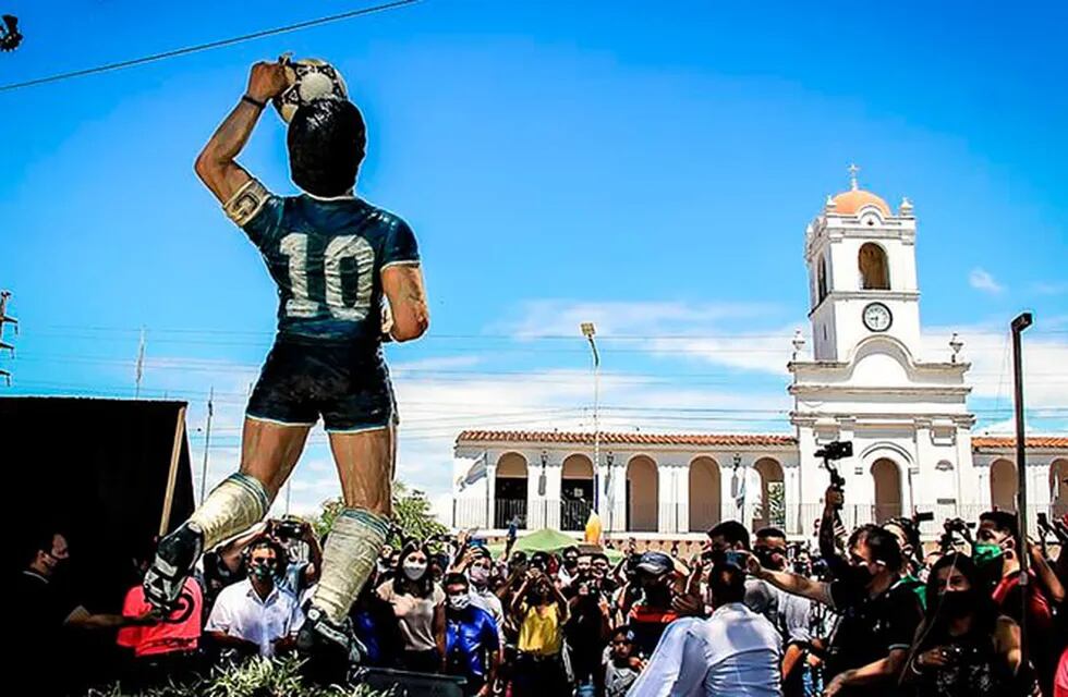 Homenajearon a Diego Maradona en Famaillá con una escultura.