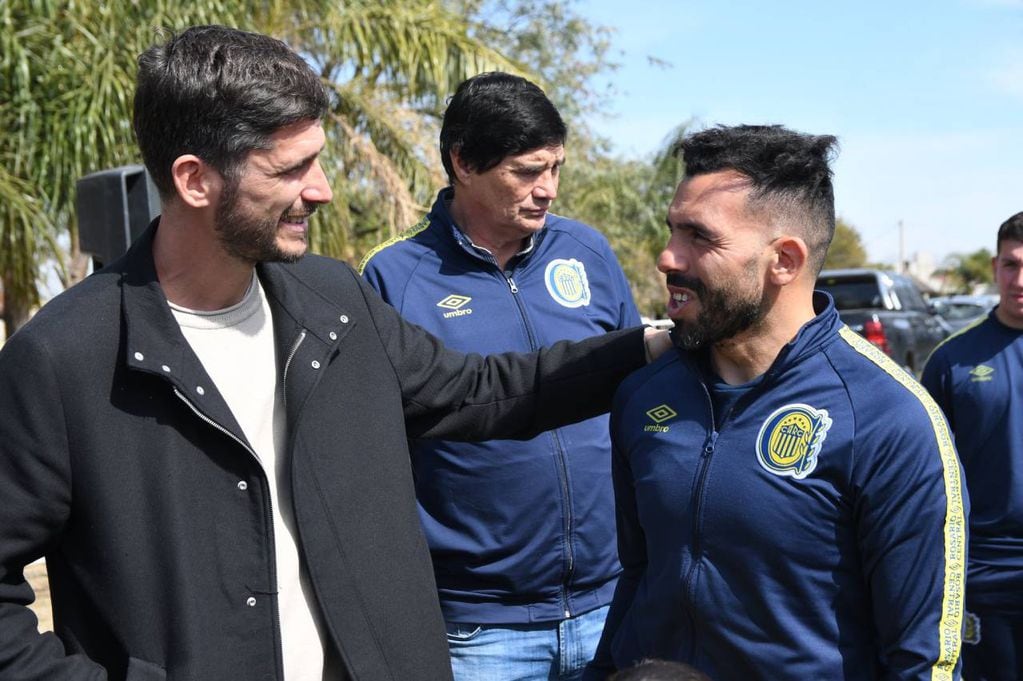 El "Apache" saludó al hijo de Edgardo Bauza el día anterior, cuando se inauguró un busto del "Patón" en Arroyo Seco.