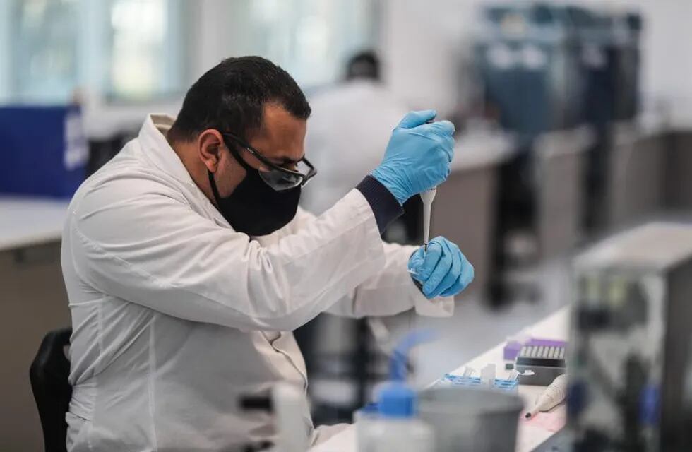 Trabajadores del laboratorio mAbxience, elegido por AstraZeneca para la producción en Latinoamérica de la vacuna contra el COVID-19. (EFE)