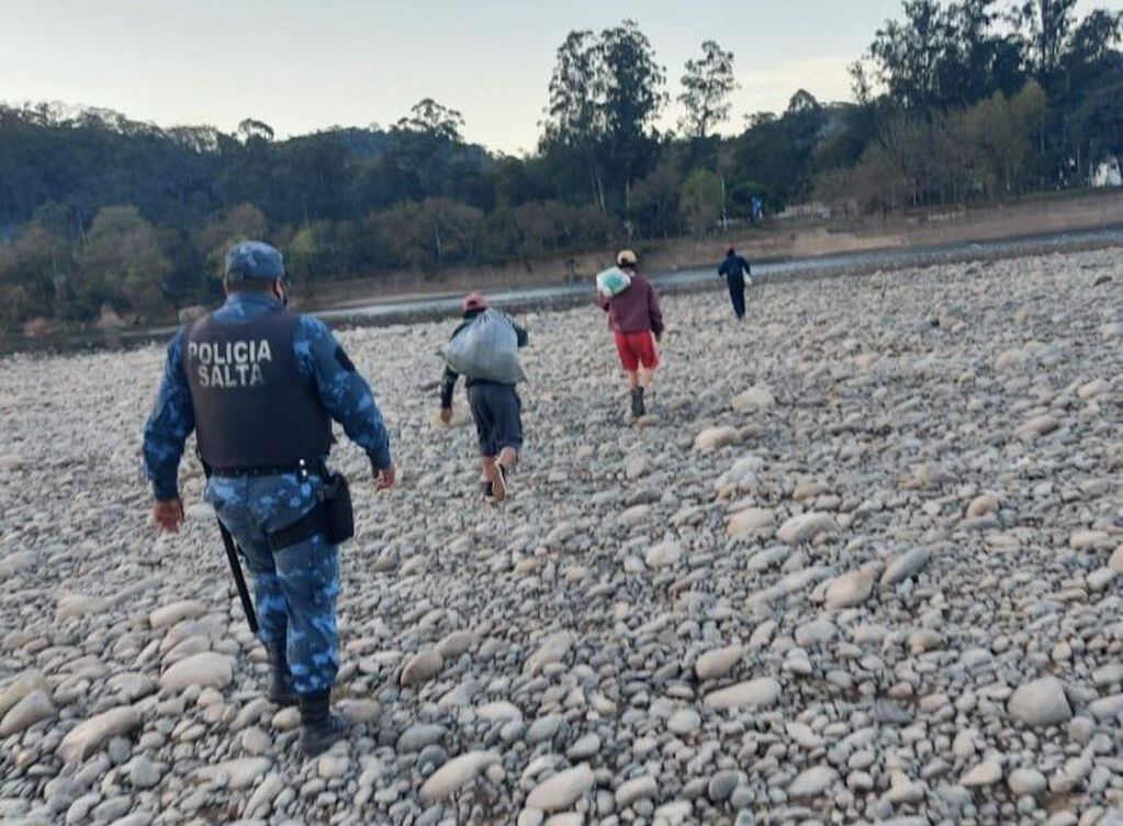 Detectaron a más de 30 bolivianos ingresando al país por un paso clandestino. (Policía de Salta)