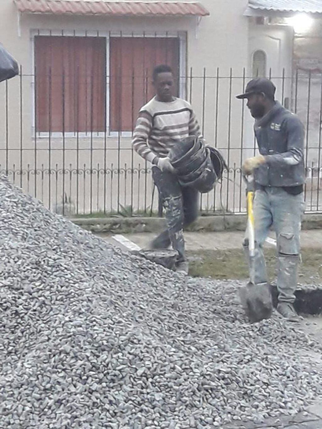 Senegaleses trabajando en una obra ilegal (crédito: VíaPaís)
