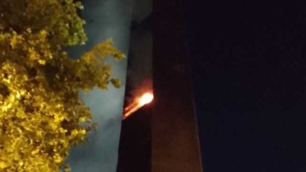 Incendio de una torre de iluminación en el Gigante de Arroyito