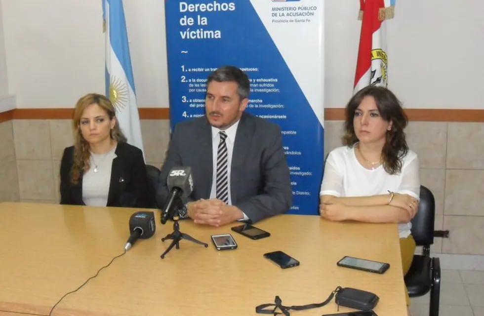 La Fiscal Dra. Lorena Korakis, el Fiscal Regional Dr. Diego Vigo y la Fiscal Dra. Gabriela Lema brindaron una conferencia de prensa luego de la audiencia en el MPA (Vía Rafaela)