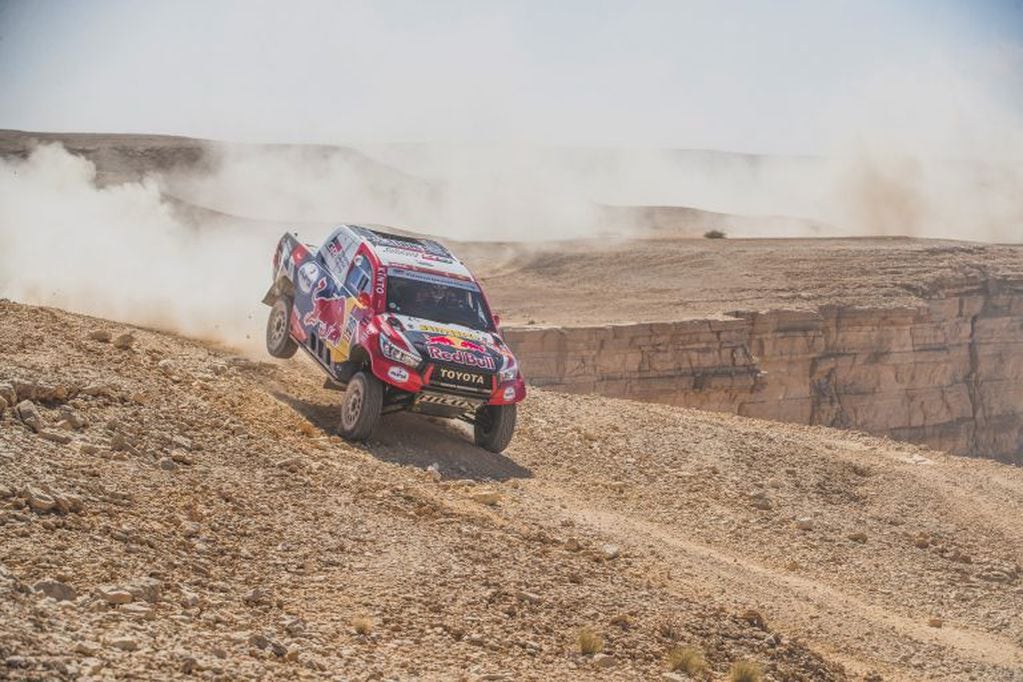 Nasser Al Attiyah (Toyota), cada vez más cerca de Sainz. Los separan apenas 24 segundos. En un Dakar, una diferencia prácticamente nula.
