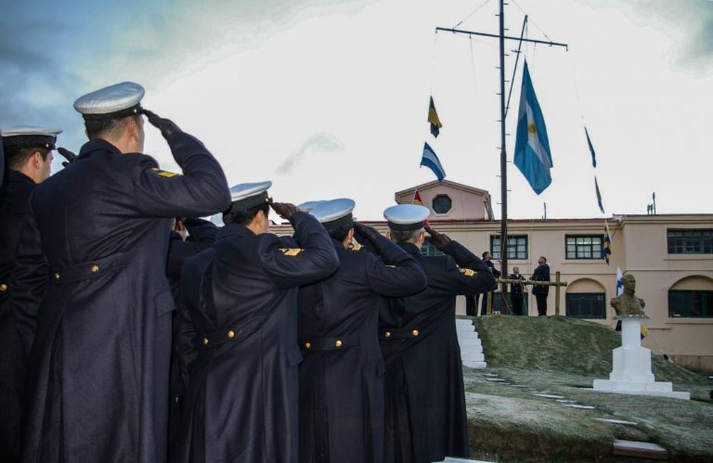 Izado del Pabellón Nacional en el destino más austral de la Armada Argentina