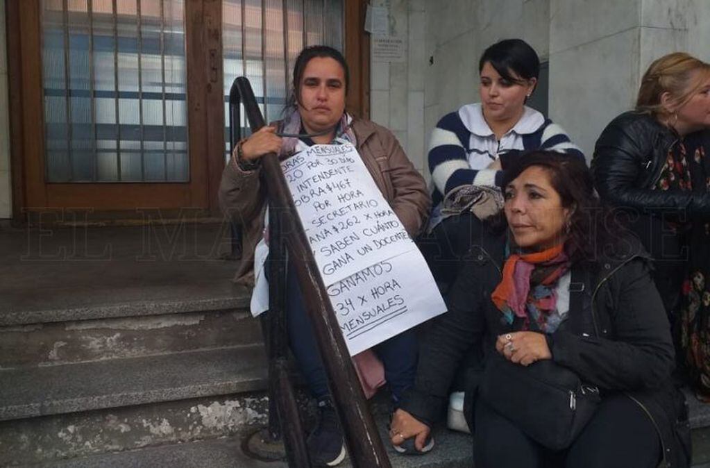 En el medio de la protesta de los docentes, una profesora se encadenó a la Municipalidad