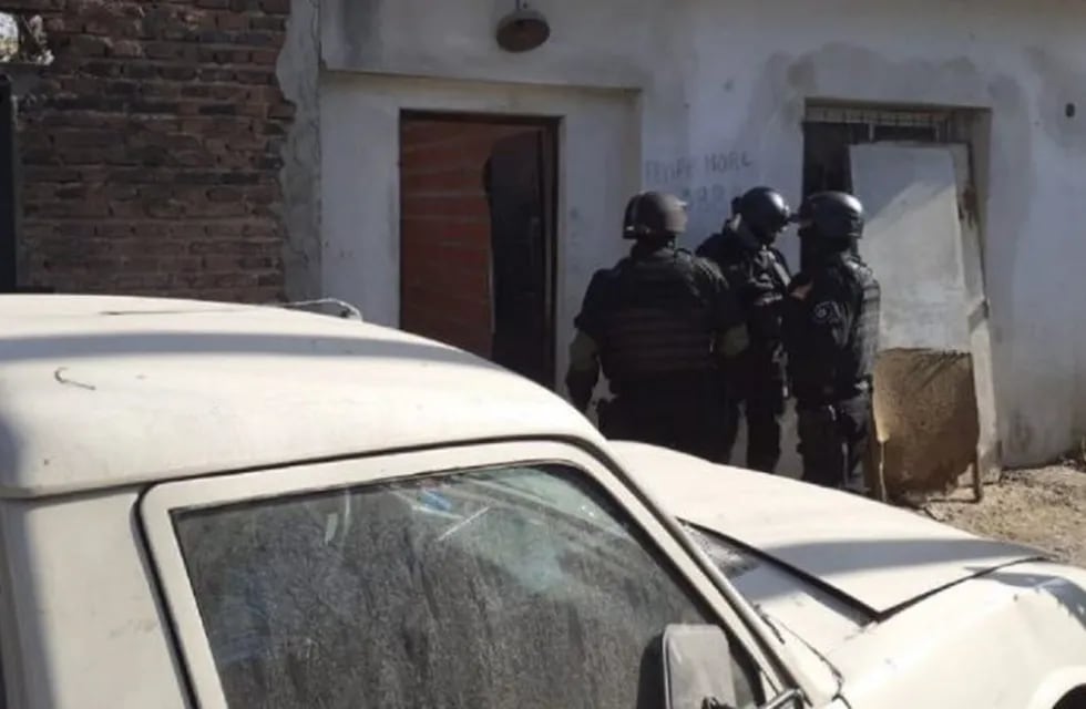 La policía se hizo cargo del arresto sobre Felipe Moré al 3800. (@radio2rosario)