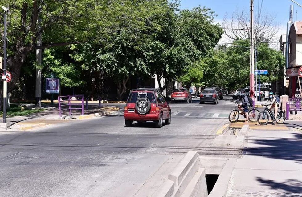 La esquina de 25 de Mayo y la bicisenda en Godoy Cruz. La prioridad de paso la tienen los autos.