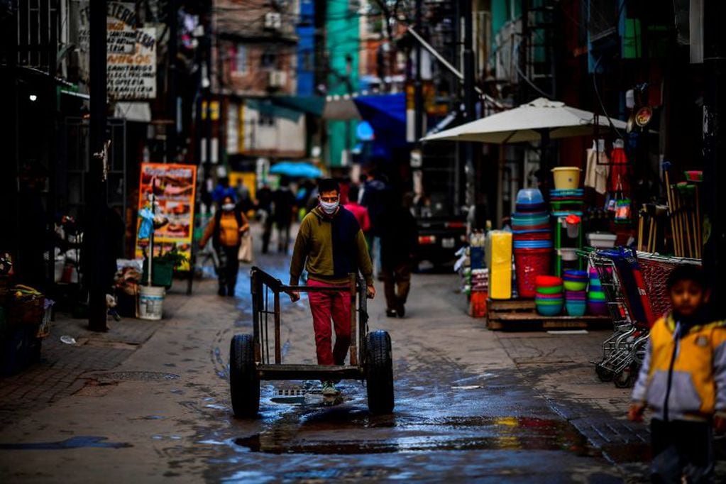 Un hombre camina en el Barrio 31 de Retiro, donde vivía Ramona (Foto: Ronaldo SCHEMIDT / AFP)