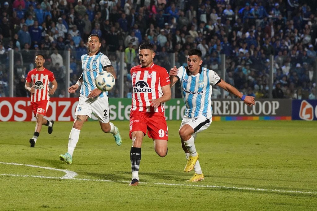 Martínez en un intento durante la visita de Instituto a Atlético Tucumán, por la Copa de la Liga Profesional. (Prensa Instituto)