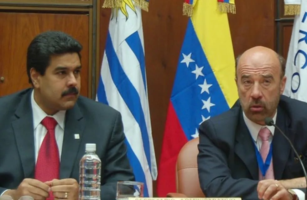 El embajador argentino en Venezuela, Oscar Laborde, junto a Nicolás Maduro.