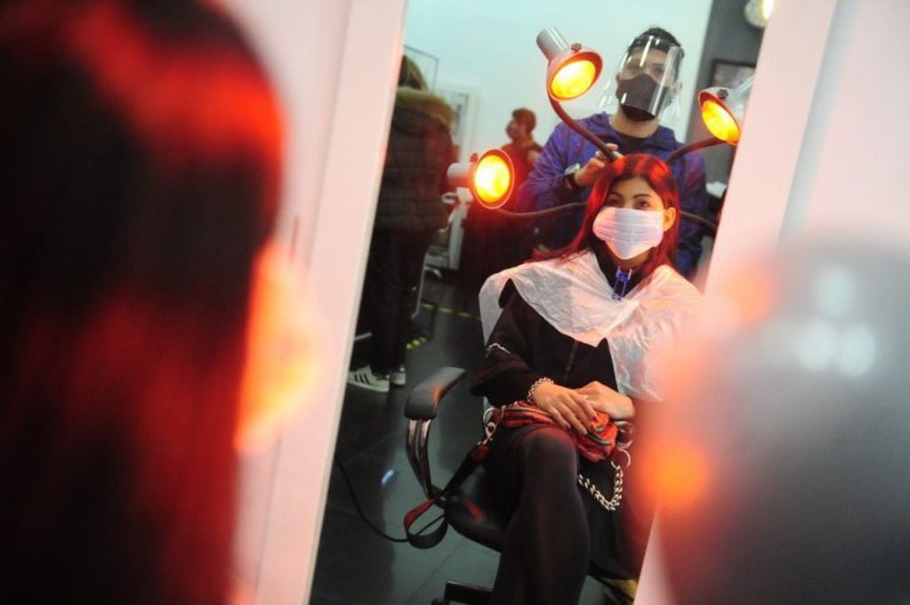 Reabrieron las peluquerías en Capital Federal tras la abrupta interrupción del rubro por la pandemia del coronavirus. (Clarín)