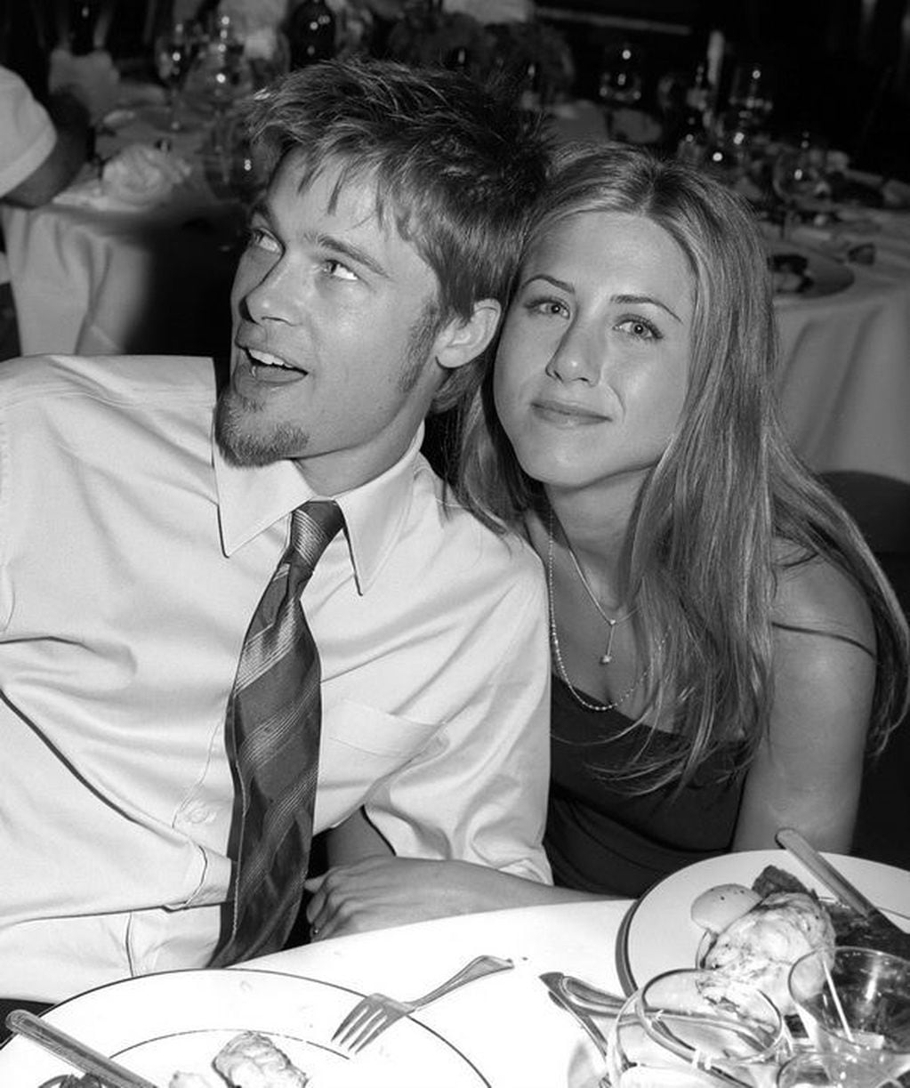 A la hora del brindis, Brad Pitt y Jennifer Aniston se divirtieron haciendo risas con la boca llena de pastel de bodas (Foto: Archivo)