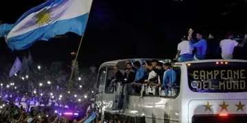 Una multitud recibió a la selección argentina campeona del mundo. (AP)