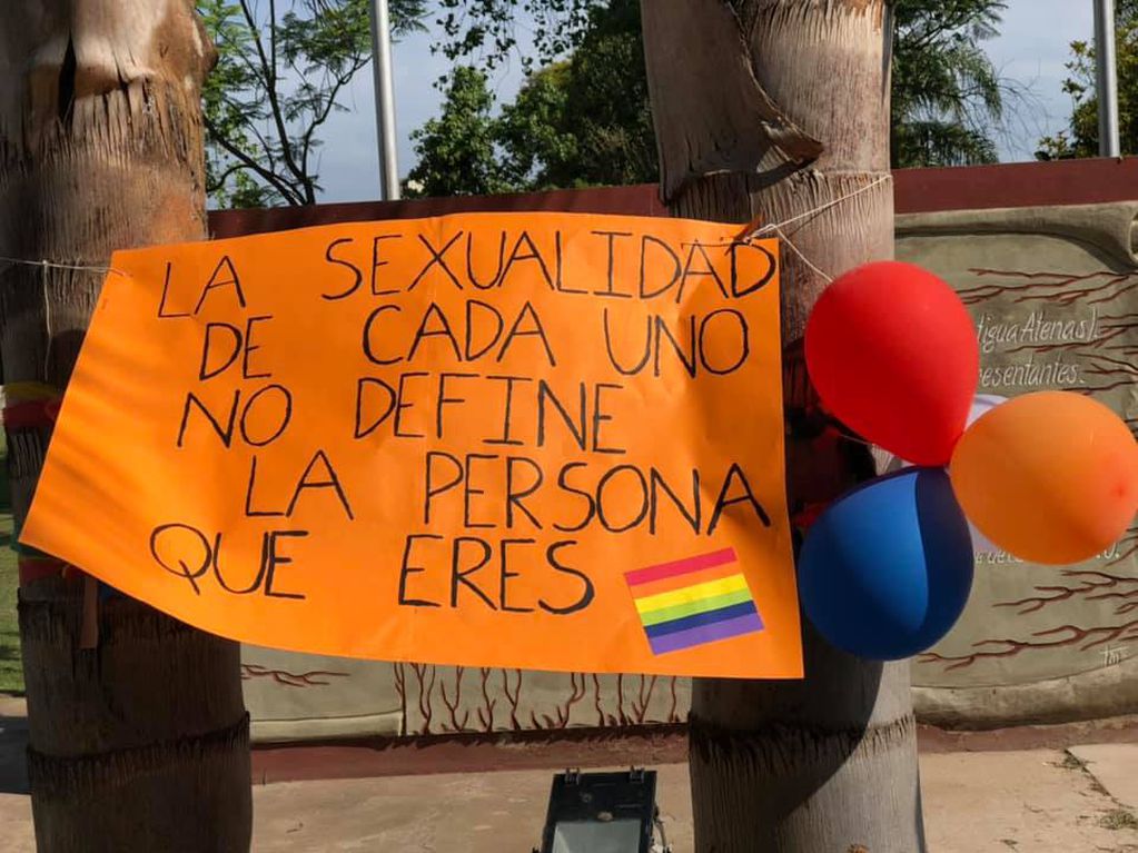 Brinkmann: Gustavo Tevez y Daniel Luna en el acto del izamiento de la bandera de la diversidad sexual