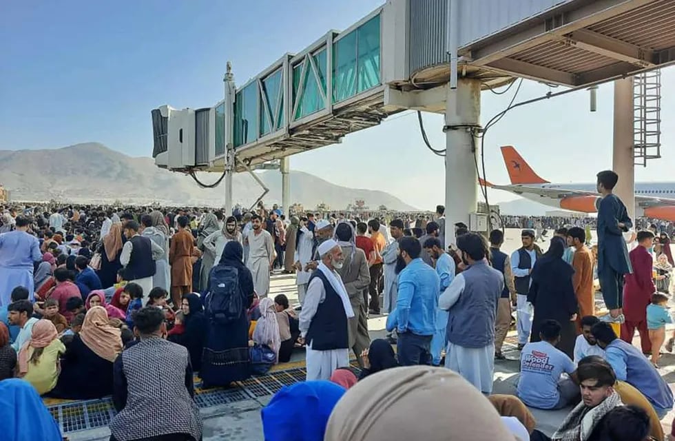 Miles de personas desesperadas por huir de Afganistán desataron el caos este lunes en el aeropuerto de Kabul. Gentileza / www.noticierodigital.com