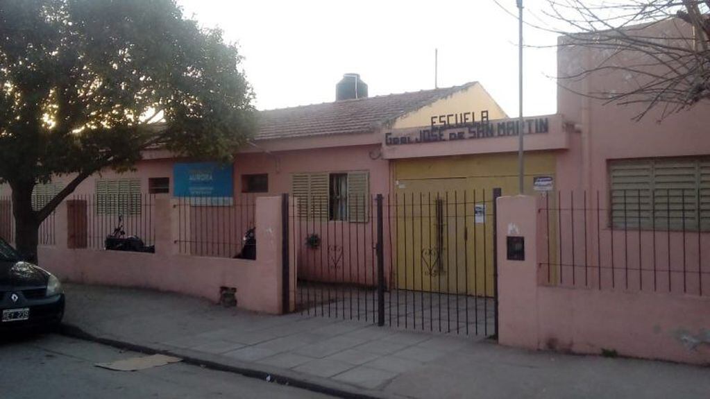 Escuela San Martín con sus puertas cerradas a las 18 hs.