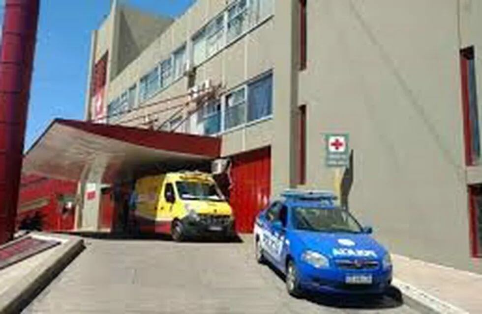 La mujer permanece internada en el Hospital de Urgencias.