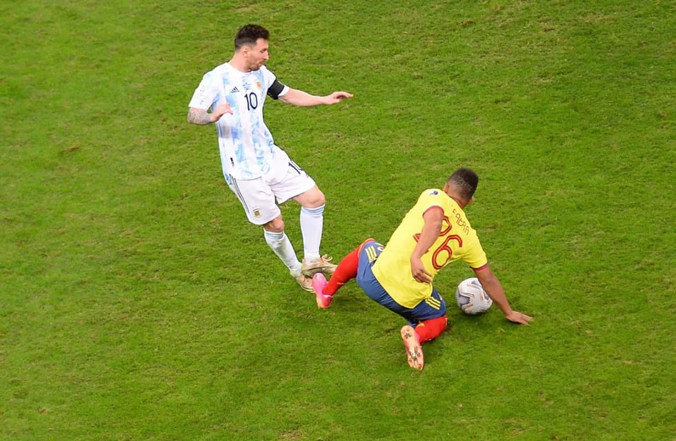 Lionel Messi terminó con sangre en su tobillo izquierdo contra Colombia.