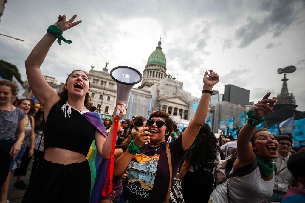 Cientos de mujeres marchan este miércoles al Congreso de la Nación en conmemoración del Día Internacional de la Mujer, en Buenos Aires (Archivo, 2020)