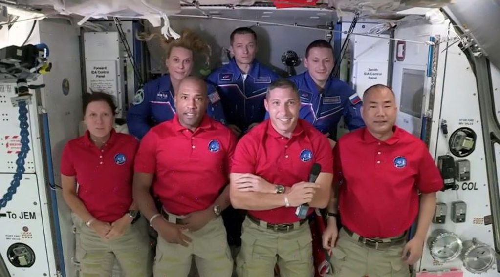 Vestidos de rojo, los cuatro astronautas que llegaron a la Estación Espacial. Desde la izq., Shannon Walker, Victor Glover, Mike Hopkins y Soichi Noguchi. De azul, quienes ya estaban en el compejo orbital; la astronauta estadounidense Kate Rubins; el comandante de la Expedición 64 (el nombre de la tripulación actual de la ISS), el ruso Sergey Ryzhikov; y su compatriota Sergey Kud-Sverchkov.