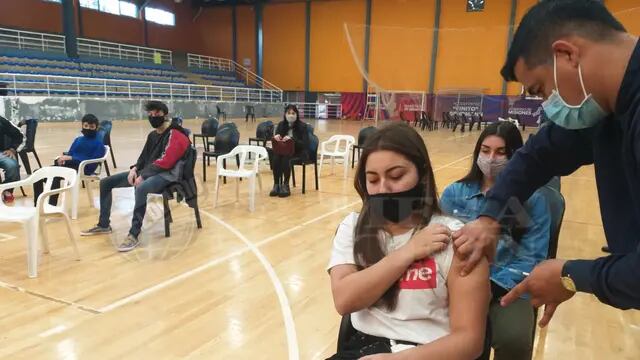 A partir de este jueves, los jóvenes de 17 años sin enfermedades preexistentes, ya podrán vacunarse en la Provincia de Buenos Aires. Foto Vía País.