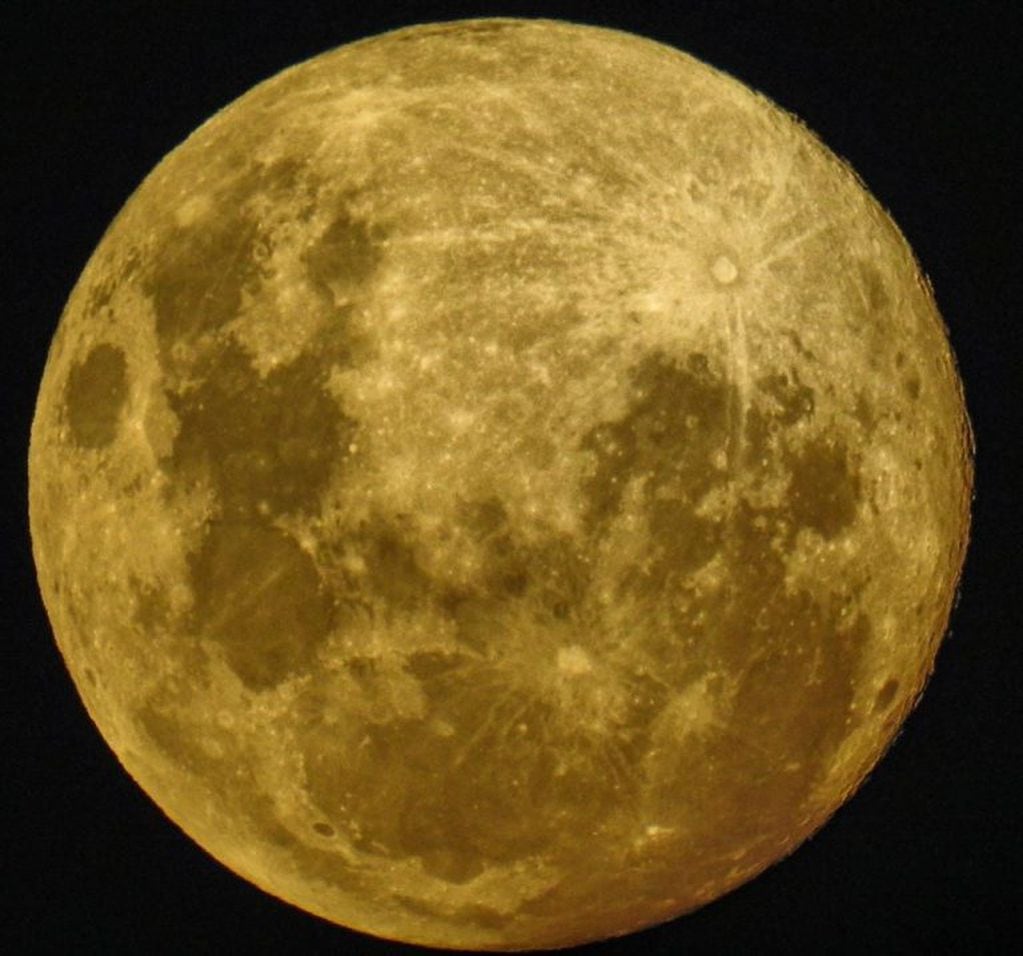 Superluna en Córdoba, las primeras fotos del fenómeno ocurrido este lunes 18 de febrero. (Fotos @marcecandu)