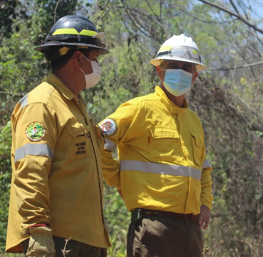 El director de Incendios de la Vegetación y Emergencias Ambientales de Jujuy, Alejandro Cooke (der.) y un brigadista, evaluando las acciones en las Yungas.