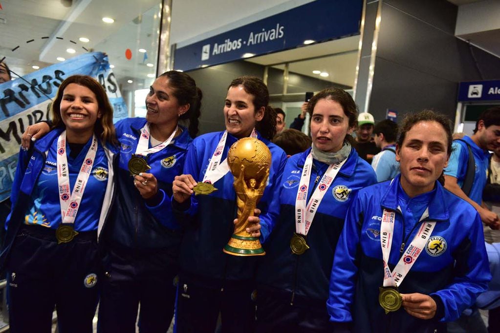 Llegan a Córdoba las Murciélagas campeonas del mundo en Inglaterra (José Hernandez / La Voz)