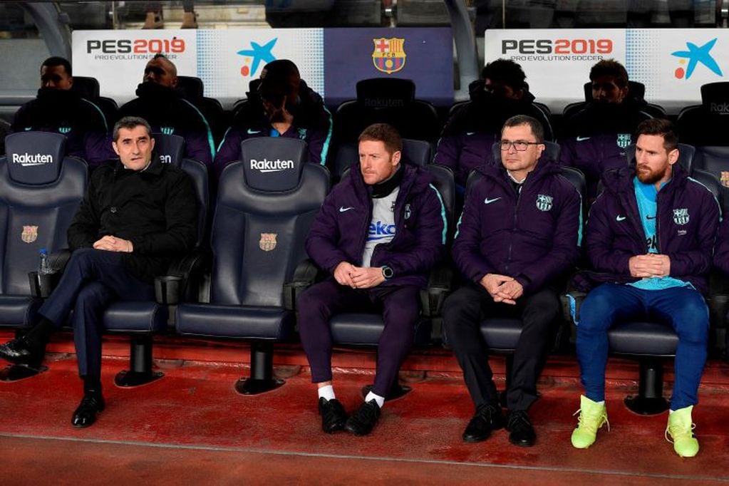 Lionel Messi arrancó el partido en el banco de suplentes. (AFP)